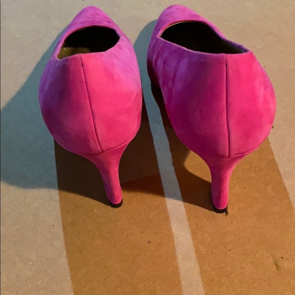 Hot pink suede pumps - Picture 3 of 5
